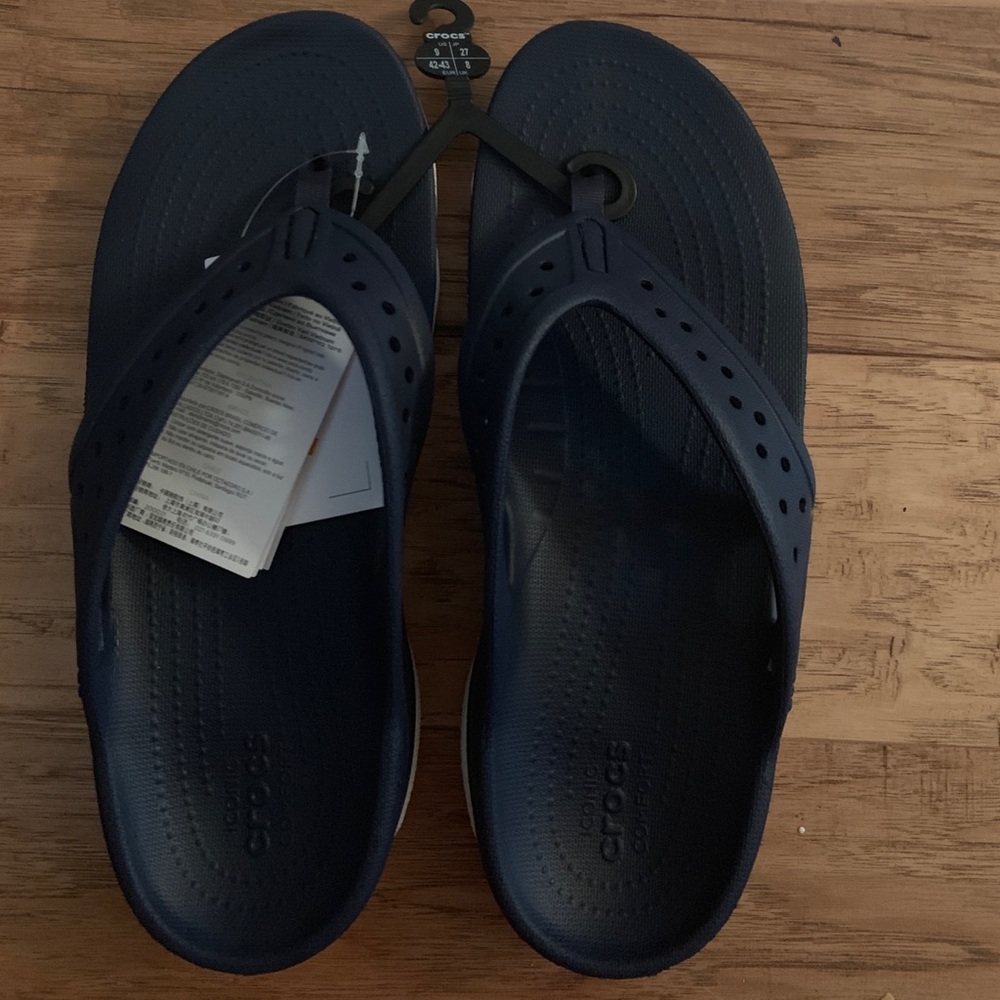 Men’s size 9 navy croc flip flops. New with tags